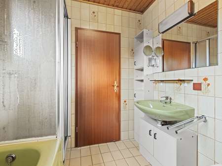 Bad mit Dusche und Badewanne - Maisonette-Wohnung in 88682 Salem mit 100m² kaufen
