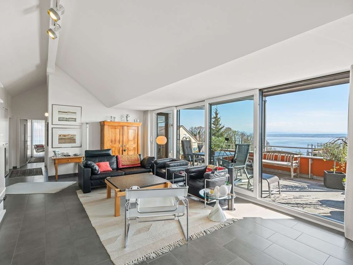 Wohnzimmer mit Austritt Loggia - Dachgeschosswohnung in 88709 Meersburg mit 126m² kaufen