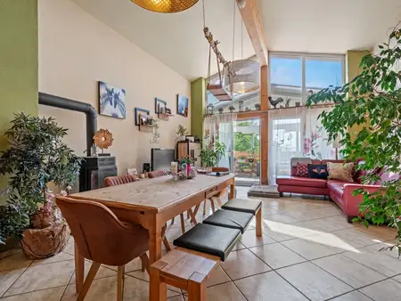 Reitanlage mit 5-Zimmer-Wohnung, 41 Pferdeboxen, Reithalle und Außensandplatz