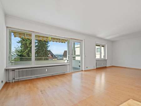 Großzügiges Wohnzimmer Großzügiges Wohnzimmer - Dachgeschosswohnung in 88662 Überlingen mit 93m² kaufen
