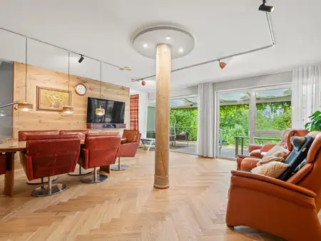 großzügiges, modernes Wohnhaus mit 3 Einliegerwohnungen