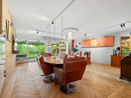 großzügiges, modernes Wohnhaus mit 3 Einliegerwohnungen