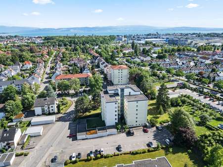 Ansicht Gebäude mit Parkplätzen - Etagenwohnung in 88045 Friedrichshafen mit 80m² kaufen
