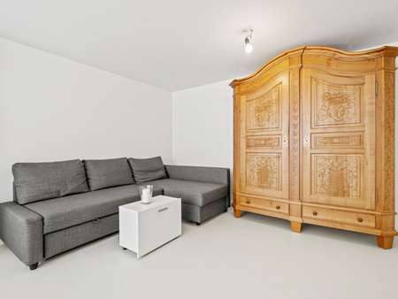 Sofa-Ecke mit Holzschrank - Etagenwohnung in 88662 Überlingen mit 70m² kaufen
