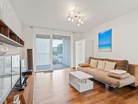 Wohnbereich mit raumhohen Fenstern - Etagenwohnung in 88662 Überlingen mit 68m² kaufen