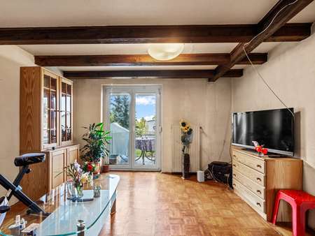 Wohnzimmer mit Balkonzugang - Etagenwohnung in 88046 Friedrichshafen mit 49m² kaufen