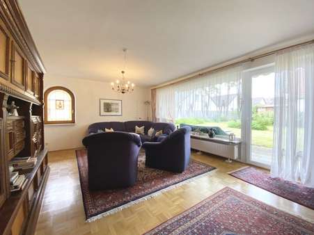 großes Wohnzimmer und Ausgang zur Terrasse - Einfamilienhaus in 88630 Pfullendorf mit 180m² kaufen