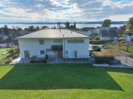 Rückseite Gesamthaus mit Frühstücksterrasse der Wohnung Rückseite Gesamthaus mit Frühstücksterrasse der Wohnung - Erdgeschosswohnung in 88690 Uhldingen-Mühlhofen mit 200m² kaufen