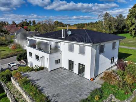 Süd-Ost-Ansicht Gesamthaus mit großer Terrasse und Gartenanteil der Wohnung Süd-Ost-Ansicht Gesamthaus mit großer Terrasse und Gartenanteil der Wohnung - Erdgeschosswohnung in 88690 Uhldingen-Mühlhofen mit 200m² kaufen