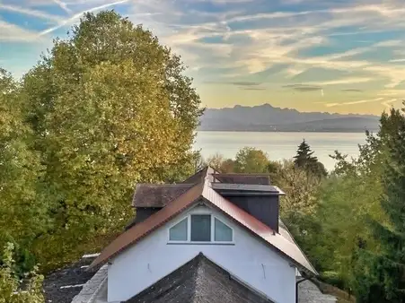 SONNENBALKON MIT FERNSICHT AUF BODENSEE UND ALPEN