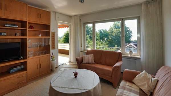 Wohnzimmer mit Zugang Balkon - Etagenwohnung in 88090 Immenstaad mit 98m² kaufen