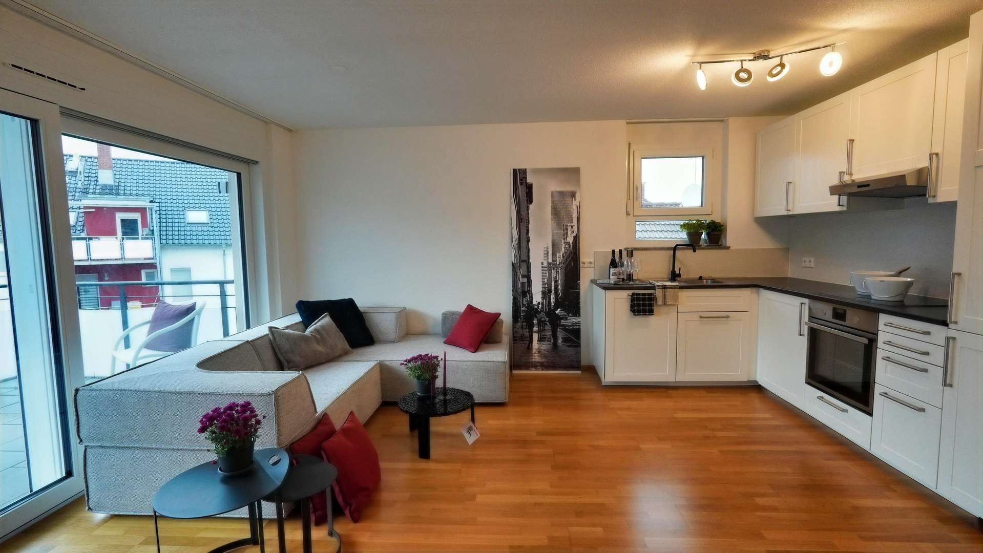 Blick zur Küche und zum Sofa - Etagenwohnung in 78315 Radolfzell mit 68m² kaufen