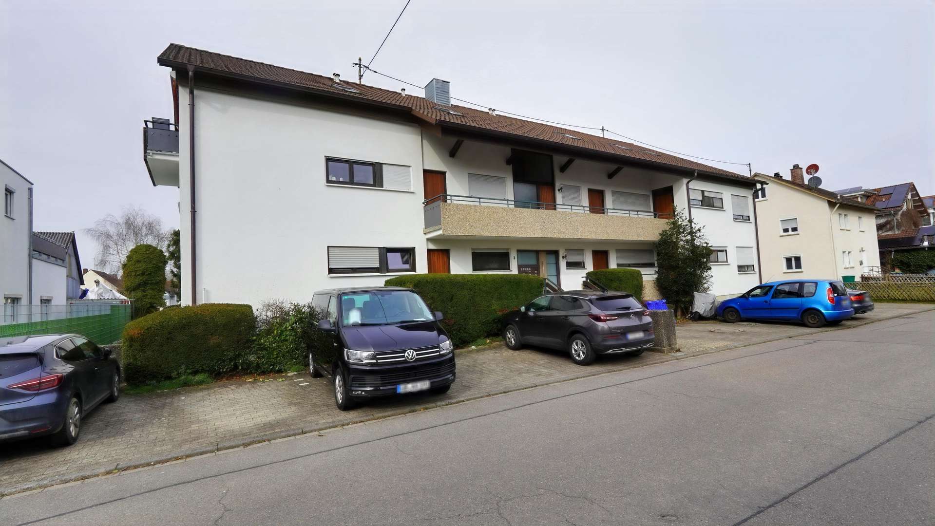 Außenansicht + KFZ-Stellplatz Außenansicht + KFZ-Stellplatz - Dachgeschosswohnung in 88690 Uhldingen-Mühlhofen mit 53m² kaufen