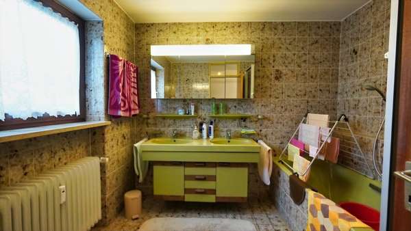 Tageslichtbad mit Wanne und Dusche Tageslichtbad mit Wanne und Dusche - Etagenwohnung in 88090 Immenstaad mit 107m² kaufen