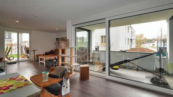 Blick zur geschützten Loggia - Erdgeschosswohnung in 88696 Owingen mit 116m² kaufen
