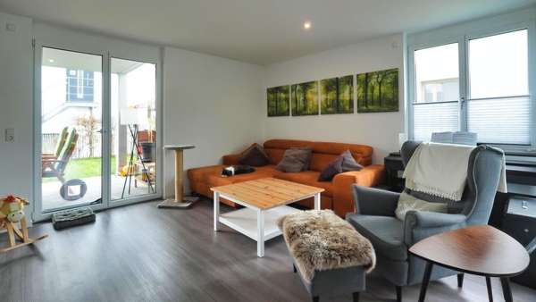 Sofa-Bereich und Gartenzugang Sofa-Bereich und Gartenzugang - Erdgeschosswohnung in 88696 Owingen mit 116m² kaufen