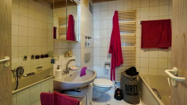 Badezimmer mit Wanne & Dusche - Dachgeschosswohnung in 88214 Ravensburg mit 68m² kaufen