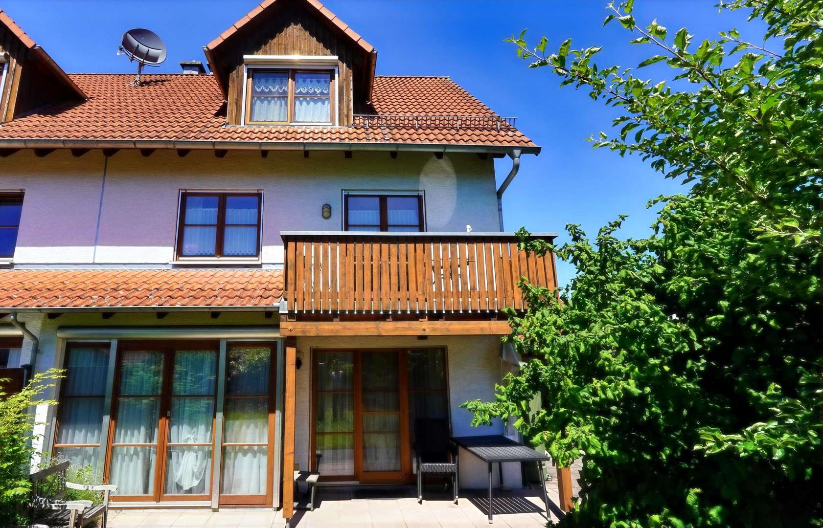 Hausansicht mit Terrasse - Doppelhaushälfte in 88682 Salem mit 136m² kaufen