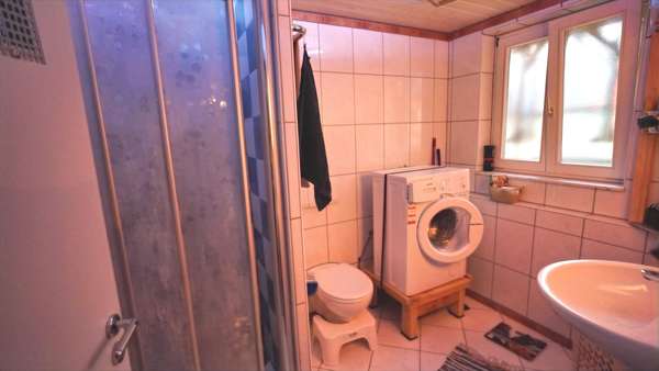 Tageslichtbad mit Dusche Tageslichtbad mit Dusche - Souterrain-Wohnung in 88682 Salem mit 58m² kaufen
