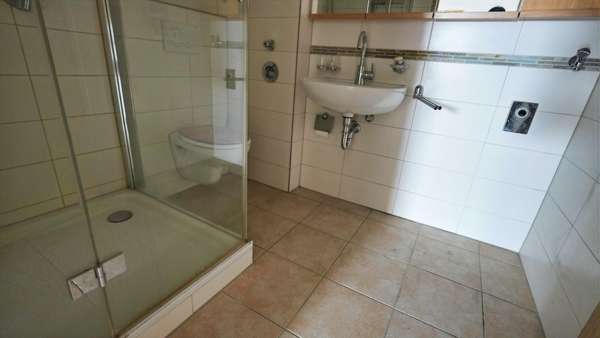 Bad mit Dusche Bad mit Dusche - Etagenwohnung in 88690 Uhldingen-Mühlhofen mit 73m² kaufen