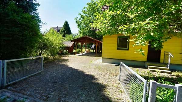 Blick auf Zufahrt und Carport Blick auf Zufahrt und Carport - Einfamilienhaus in 88682 Salem mit 61m² kaufen