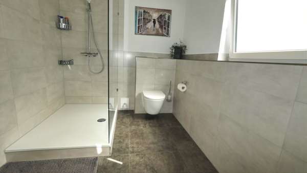 Stilvolles Tagelichtbad Stilvolles Tagelichtbad - Zweifamilienhaus in 88682 Salem mit 310m² kaufen
