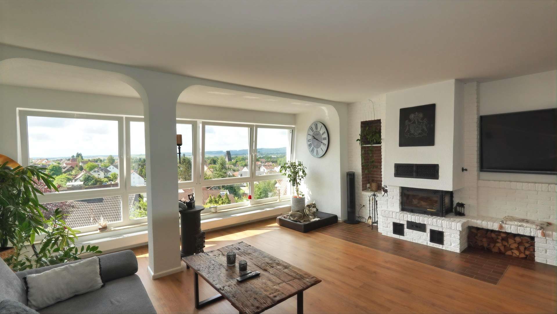 Wohnzimmer mit Kamin und Panoramasicht Wohnzimmer mit Kamin und Panoramasicht - Zweifamilienhaus in 88682 Salem mit 310m² kaufen