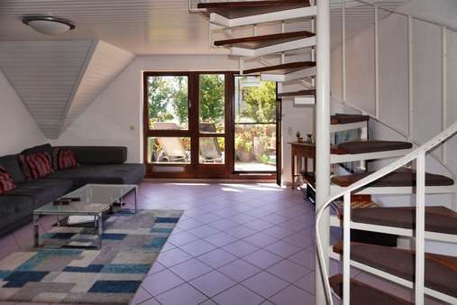 Wohnbereich mit Treppe in 2 DG - Maisonette-Wohnung in 88048 Friedrichshafen mit 98m² kaufen