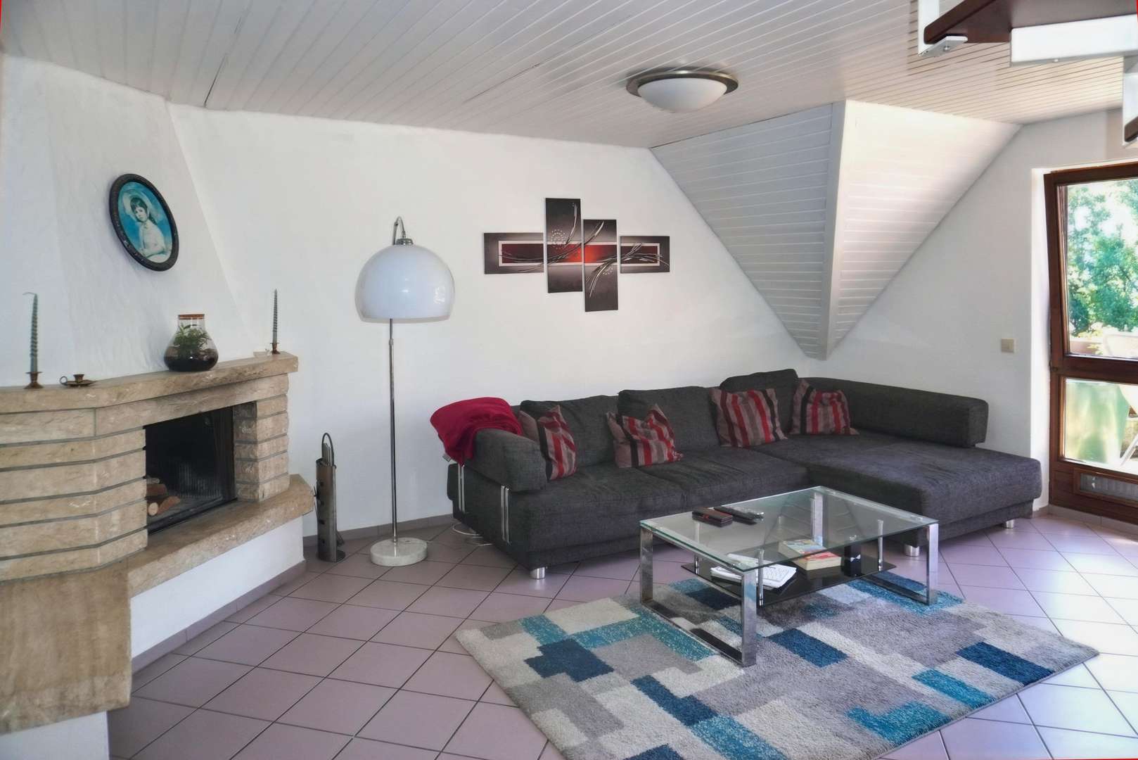 Wohnzimmer mit Kamin - Maisonette-Wohnung in 88048 Friedrichshafen mit 98m² kaufen
