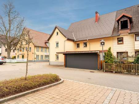 Ansicht mit Garage - Doppelhaushälfte in 78147 Vöhrenbach mit 189m² kaufen