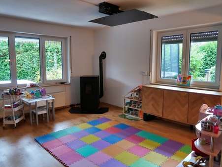 Wohnzimmer im EG - Doppelhaushälfte in 78609 Tuningen mit 123m² kaufen