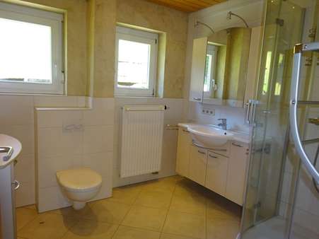 Tageslichtbad Erdgeschoss - Zweifamilienhaus in 78136 Schonach mit 179m² kaufen