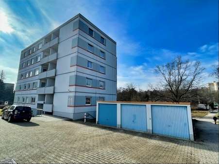 Ansicht mit Garagen - Etagenwohnung in 78048 Villingen-Schwenningen mit 93m² kaufen