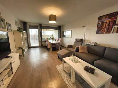 Wohnzimmer mit Zugang auf den Balkon - Etagenwohnung in 78050 Villingen-Schwenningen mit 89m² kaufen