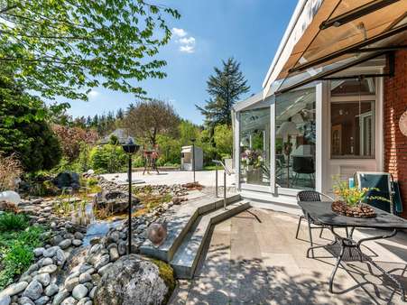 Blick auf Terasse und Garten - Villa in 78078 Niedereschach mit 225m² kaufen