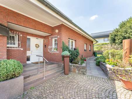 Hauseingang - Villa in 78078 Niedereschach mit 225m² kaufen