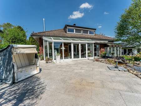 Südansicht mit Terrasse - Villa in 78078 Niedereschach mit 225m² kaufen