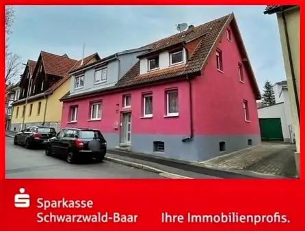 Einfamilienhaus mit zwei Garagen und großem Garten