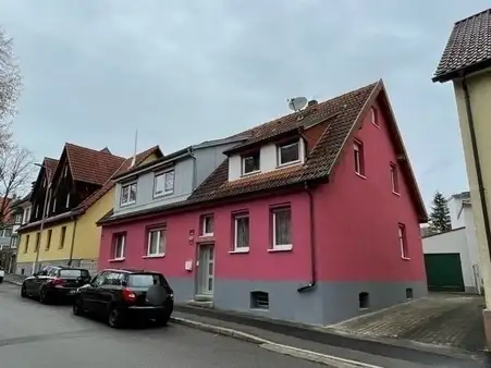 Einfamilienhaus mit zwei Garagen und großem Garten