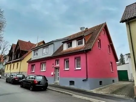 Einfamilienhaus mit zwei Garagen und großem Garten