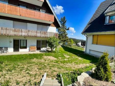 Garten mit Blick auf die Terrasse - Souterrain-Wohnung in 78141 Schönwald mit 75m² kaufen