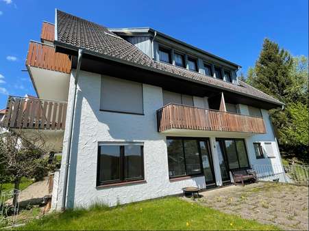 Rückansicht mit Zugang zu den 2 Hobbyräumen - Souterrain-Wohnung in 78141 Schönwald mit 75m² kaufen