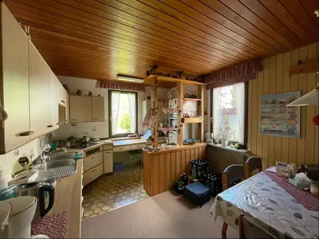 Zentrales Zweifamilienhaus mit Garten und Doppelgarage