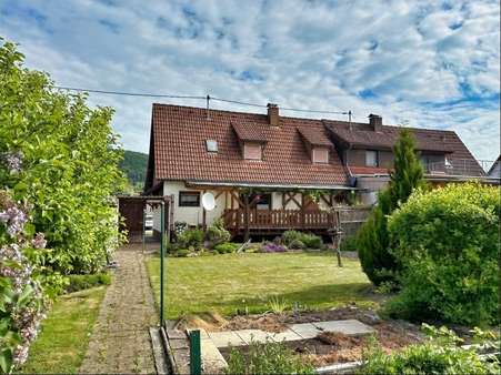 Rückansicht mit Garten - Doppelhaushälfte in 78176 Blumberg mit 99m² kaufen