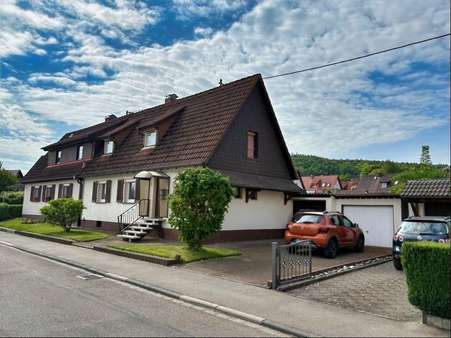 Seitanansicht mit Garage - Doppelhaushälfte in 78176 Blumberg mit 99m² kaufen