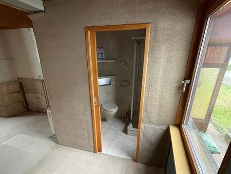 Blick zum Badezimmer im Erdgeschoss - Einfamilienhaus in 78050 Villingen-Schwenningen mit 114m² kaufen