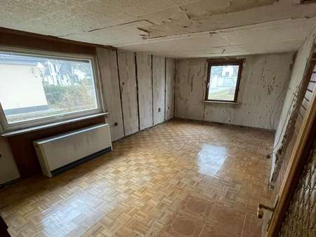 Wohnzimmer im Erdgeschoss - Einfamilienhaus in 78050 Villingen-Schwenningen mit 114m² kaufen
