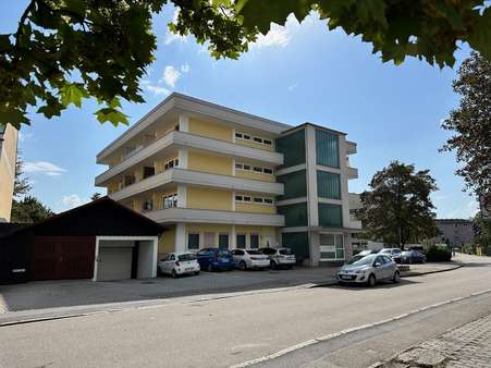 Gebäude Ansicht Straße - Etagenwohnung in 85368 Moosburg mit 77m² kaufen