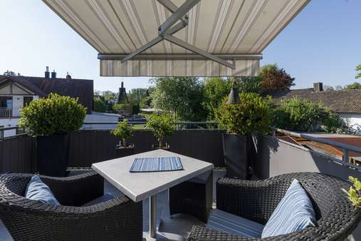 Balkon mit Blick ins Grüne - Dachgeschosswohnung in 85416 Langenbach mit 99m² kaufen