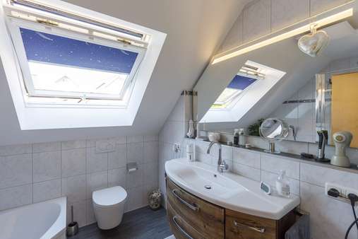 Bad - Dachgeschosswohnung in 85416 Langenbach mit 99m² kaufen
